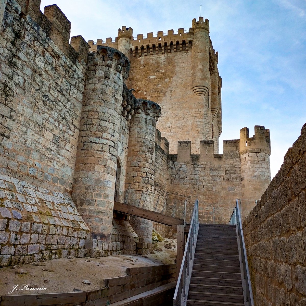 jesuspariente's tweet photo. Castillo de Peñafiel, en Valladolid. En su interior se encuentra el museo del vino. Visita más que recomendable. 
#castillayleón
#castillodepeñafiel #peñafiel #turismocastillayleon
#valladolid #arquitecturamedieval #malascompañias #castillosdeespaña #visitapeñafiel
#rutadelvino https://t.co/uaCcaipjaJ