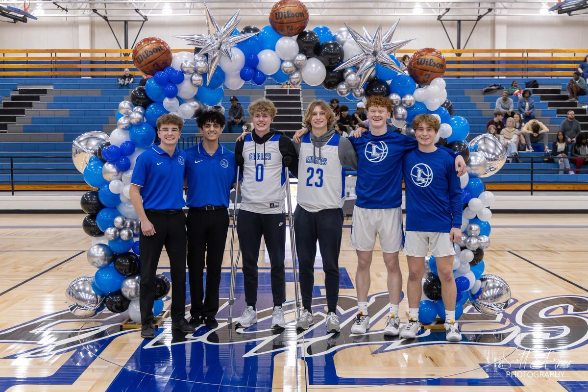 EagleHoops_LHS's tweet photo. 🎓 SENIOR SHOUTOUT 🎓

Thank you to our Class of ‘24 Seniors for a memorable basketball season.

Players: 
#0 Cole Collinsworth 
#4 Chris Ahmet
#13 Connor McClendon
#23 Kyesen Ripley 

Managers:
Connor Davis
Muath “Momo” Shalabi

#NPH🦅🏀🏆 https://t.co/FwVoRGpyln
