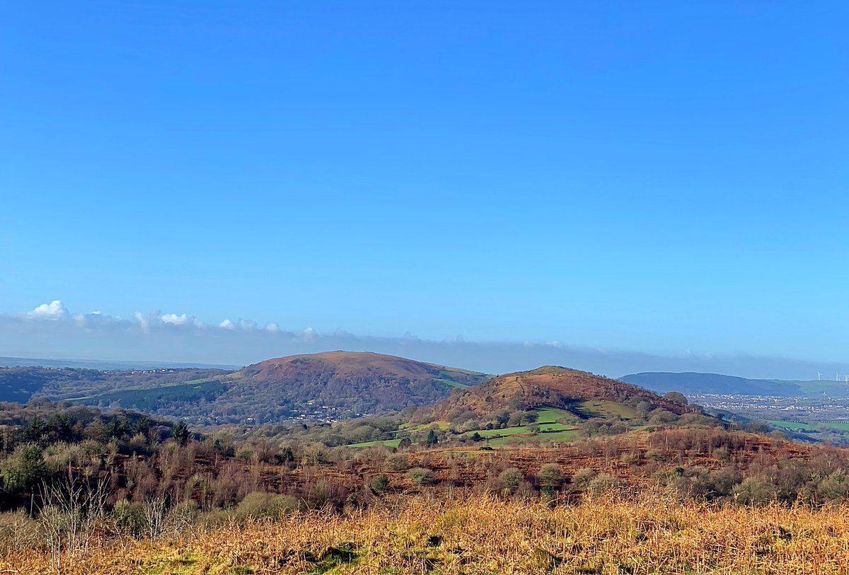 #HappyFriday with #blue #skies from the start of the #week! Hopefully there are more to come very soon! 🤞🌞#Caerphilly #views @StormHour @ThePhotoHour 💙🩵💚💛⛰️