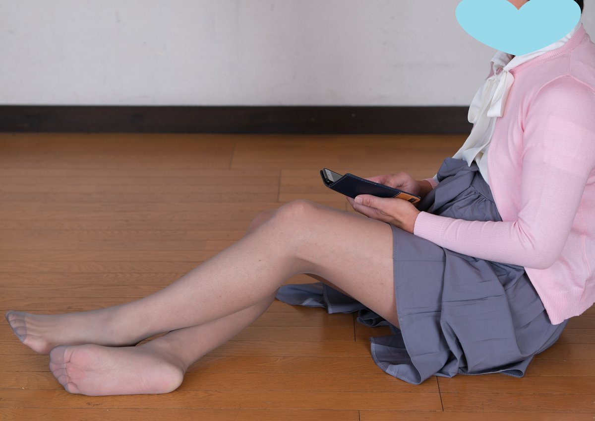 OkitakeA's tweet photo. Cherry blossom color cardigan implies here comes Sprins 🌸
#グレーパンスト #グレーストッキング #ピンクカーディガン #グレースカート #フレアスカート #graypantyhose #graystockings #pinkcardigan #greyskirt #bowtiebrouse #ボウタイブラウス
#스타킹 #팬티스타킹 #발가락 #하녀 https://t.co/rjEwlSKtZ8