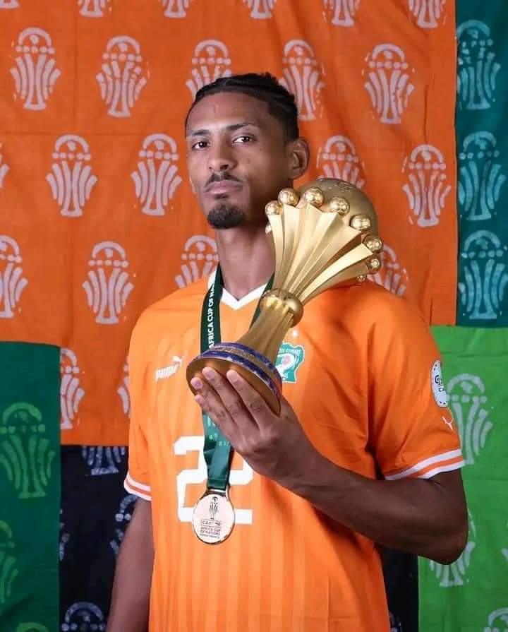 kncedrick96's tweet photo. Ce joueur s’est sacrifié pour son pays la Côte d’Ivoire 🇨🇮 il mérite assez de respect pour ce qu’il a fait pour la nation malgré sa blessure! 
Prompte rétablissement @HallerSeb 
#afcon2023 #halles #Dortmund #can2023 #CIV225 https://t.co/1aA8T80hc5