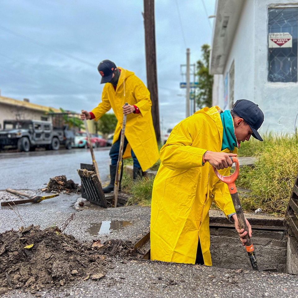 MunicipioTRC's tweet image. Maneja con precaución en días de lluvia. ☔️
👷🏻🧹 El Sistema Integral de Mantenimiento Vial de Torreón trabaja en la limpieza de bocas de tormenta en la colonia La Fuente.

#TorreónSiemprePuede
#SIMV