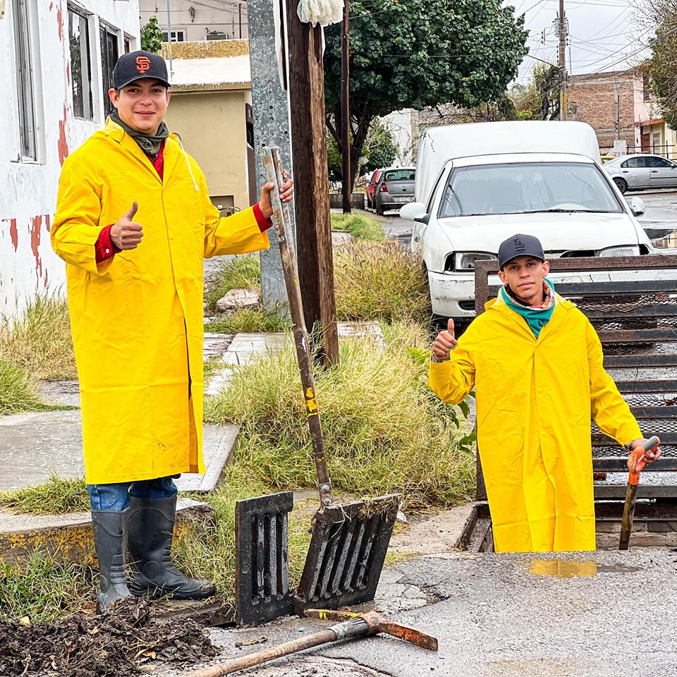 MunicipioTRC's tweet image. Maneja con precaución en días de lluvia. ☔️
👷🏻🧹 El Sistema Integral de Mantenimiento Vial de Torreón trabaja en la limpieza de bocas de tormenta en la colonia La Fuente.

#TorreónSiemprePuede
#SIMV