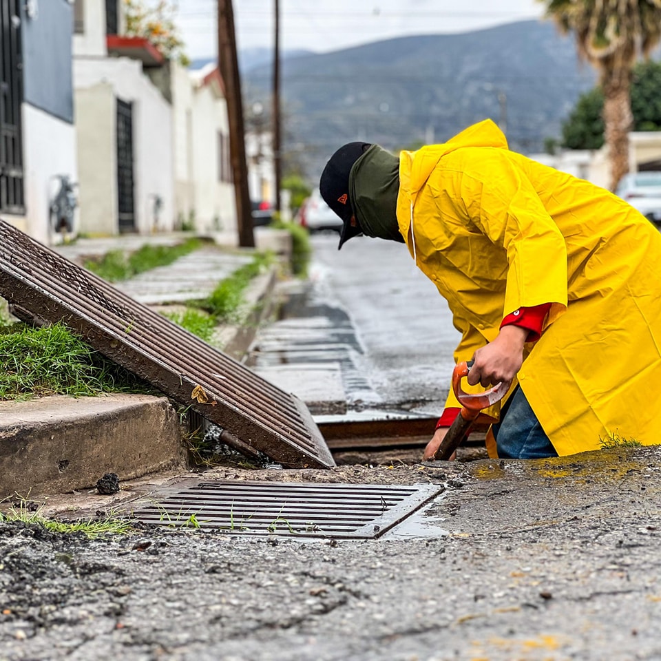 MunicipioTRC's tweet image. Maneja con precaución en días de lluvia. ☔️
👷🏻🧹 El Sistema Integral de Mantenimiento Vial de Torreón trabaja en la limpieza de bocas de tormenta en la colonia La Fuente.

#TorreónSiemprePuede
#SIMV