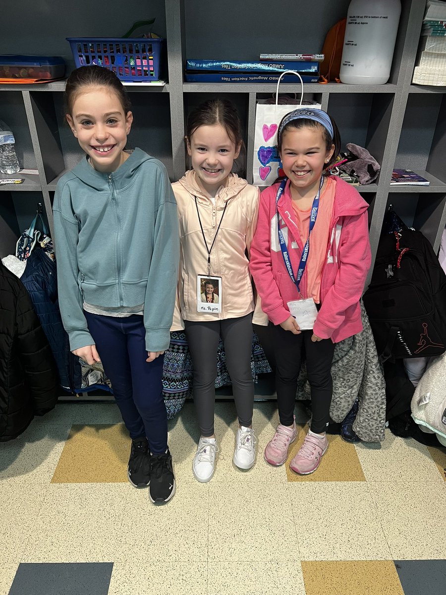 MrKellyOAK's tweet photo. Dress like a teacher day was a great way to get us in the mood for vacation! 😊@FranklinPSNews @OakStElementary https://t.co/qVmsY7vLWs