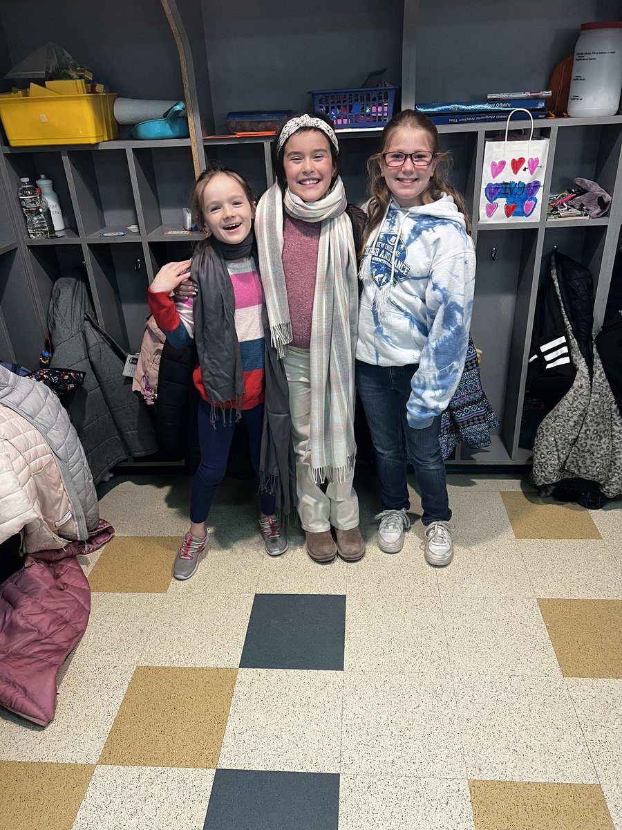 MrKellyOAK's tweet photo. Dress like a teacher day was a great way to get us in the mood for vacation! 😊@FranklinPSNews @OakStElementary https://t.co/qVmsY7vLWs