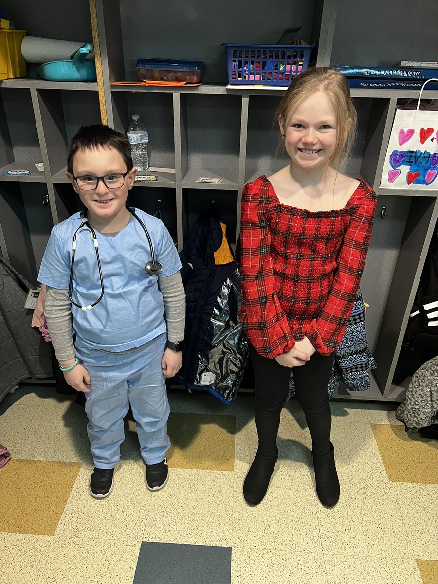 MrKellyOAK's tweet photo. Dress like a teacher day was a great way to get us in the mood for vacation! 😊@FranklinPSNews @OakStElementary https://t.co/qVmsY7vLWs