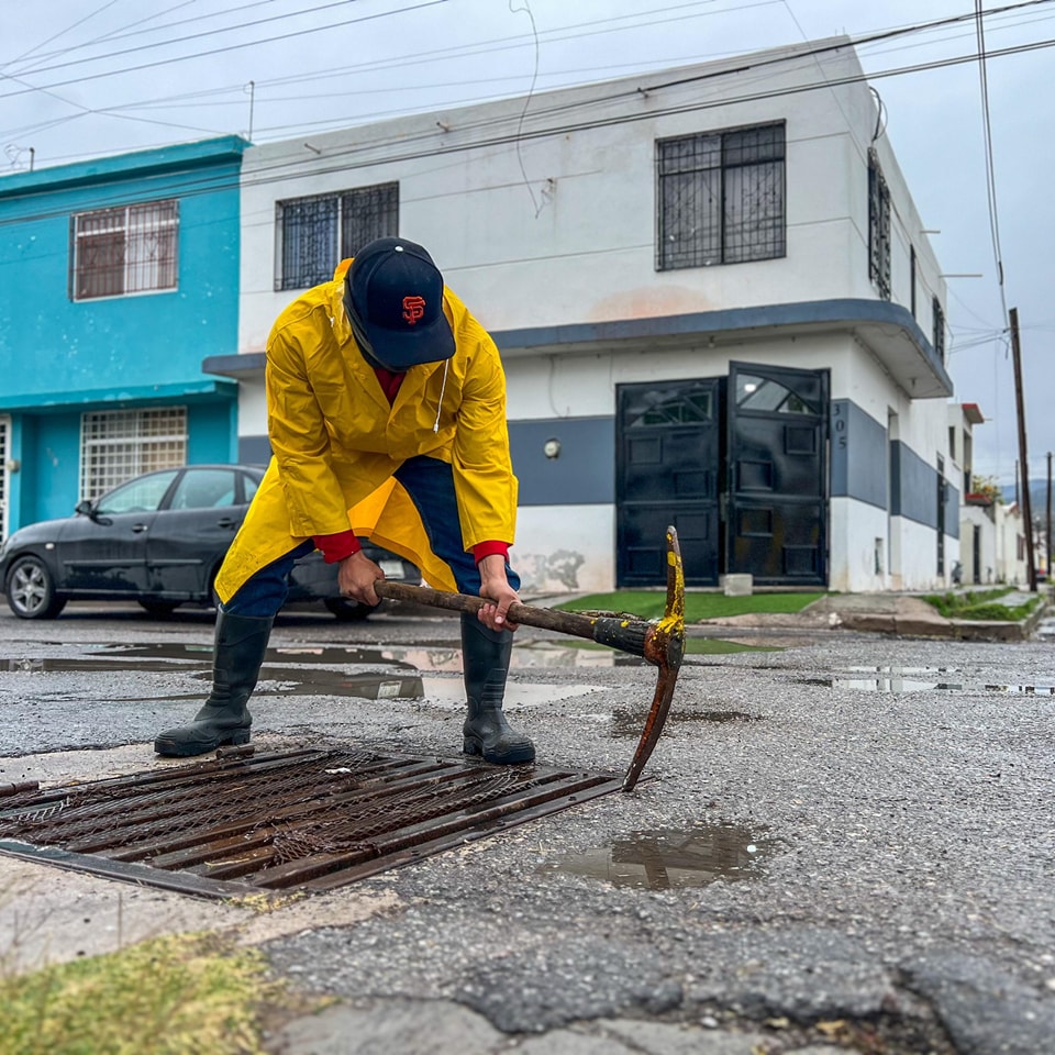 MunicipioTRC's tweet image. Maneja con precaución en días de lluvia. ☔️
👷🏻🧹 El Sistema Integral de Mantenimiento Vial de Torreón trabaja en la limpieza de bocas de tormenta en la colonia La Fuente.

#TorreónSiemprePuede
#SIMV