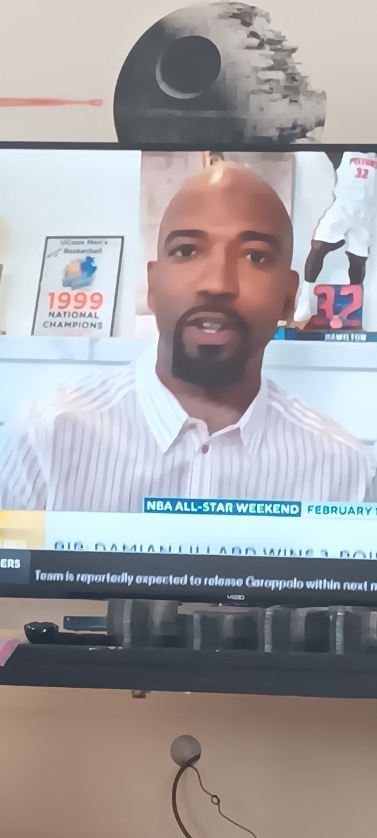 Jaspersyd's tweet image. Loving Rip Hamilton repping the Huskies with 99 Championship plaque on CBS sports 
network interview
