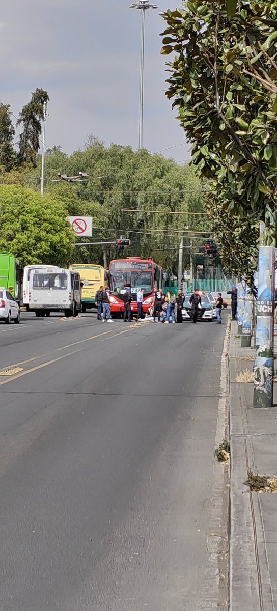 YoSoyEricsson's tweet photo. @MetrobusCDMX @SSC_CDMX @LaSEMOVI Accidente. Sigue cerrado https://t.co/NMdmODs1cm