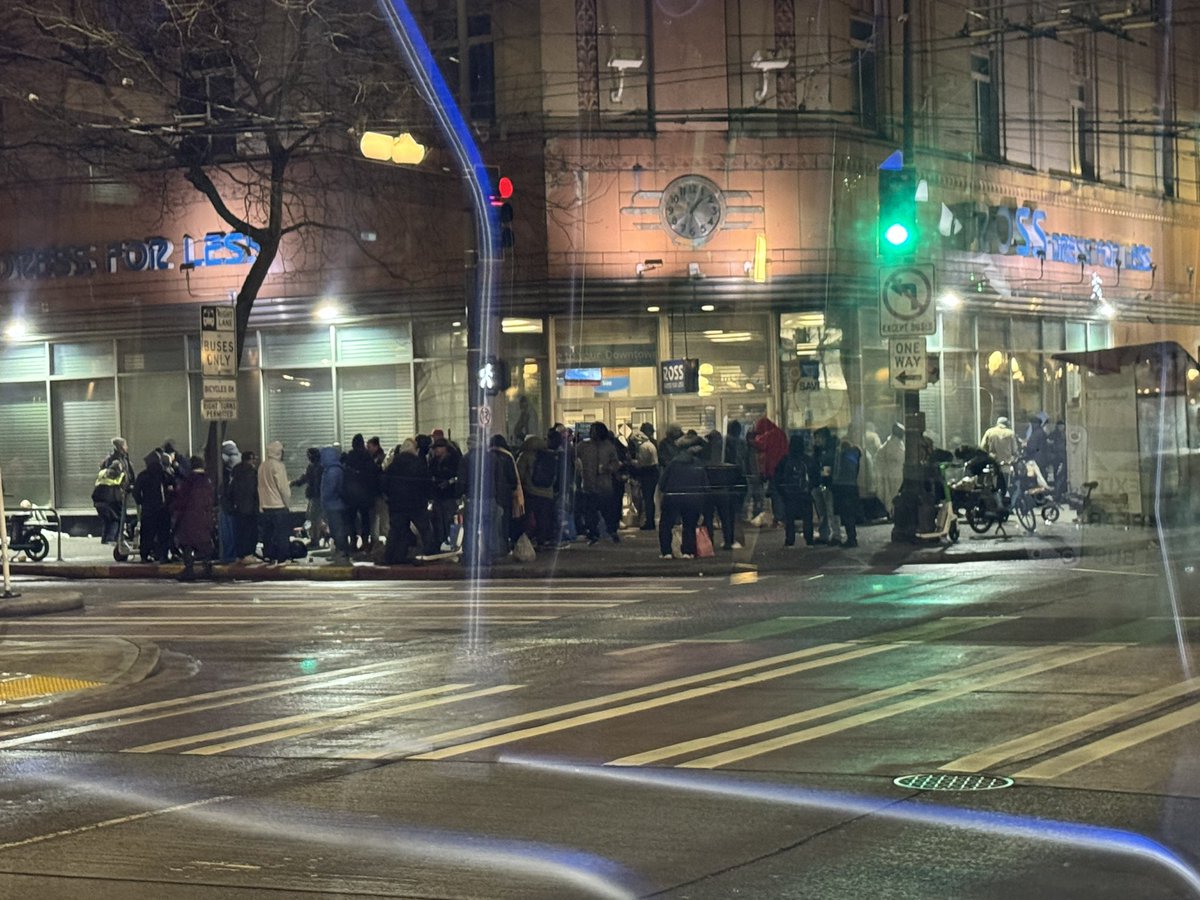 I’m going to keep it a buck. This is getting ridiculous. This is what Downtown Seattle looks like @ 3rd & Pike St at 11pm at night. Look at how many people are congregated here for who knows what reason #Seattle #DowntownSeattle