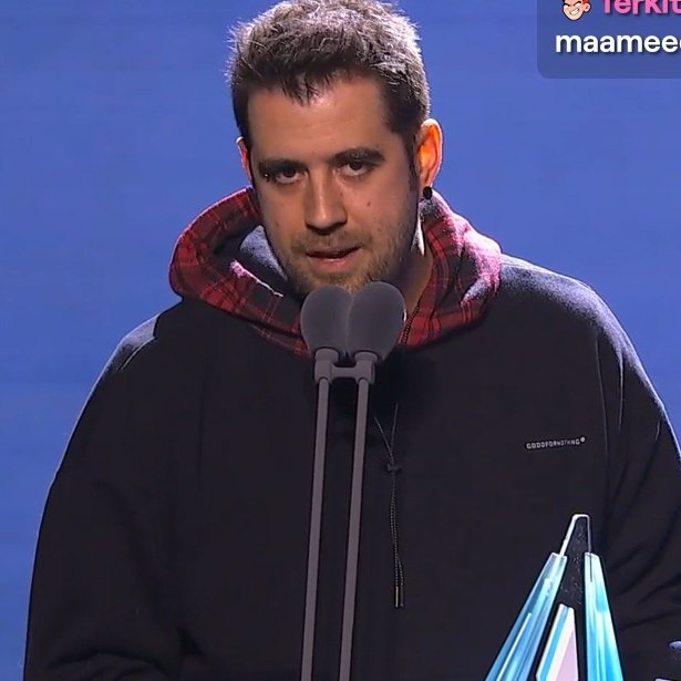minaplay04's tweet photo. APARECIÓ AURON EN LOS ESLAND PARA RECIBIR EL PREMIO A MEJOR MINISERIE CON LOS SQUID CRAFT GAMES, GRITÉ https://t.co/W7JeE9H06i