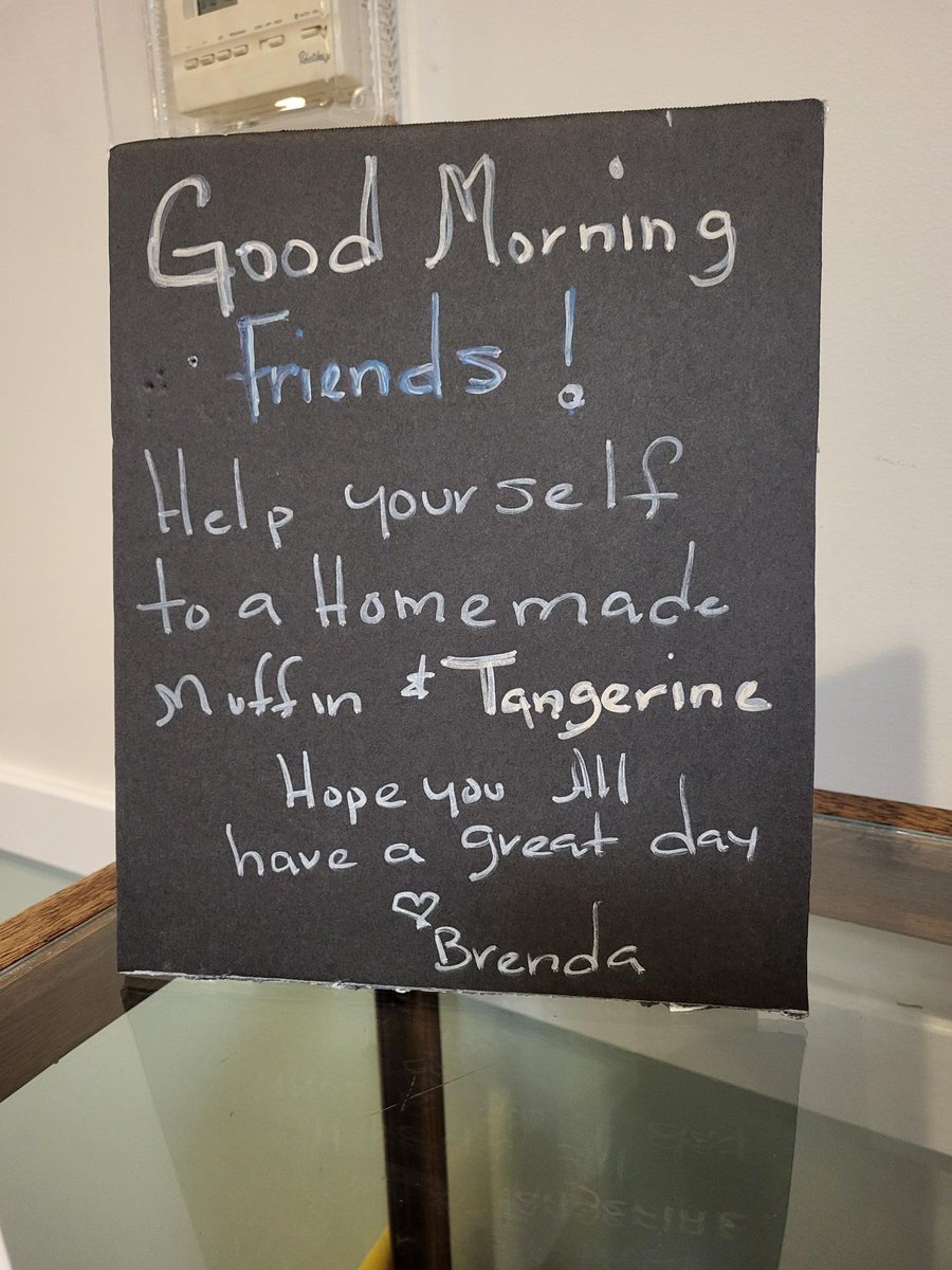 ASCEND_MW's tweet photo. Kindness Alert! Homemade treat and a smile. 🧁🙂

#kindness #happiness #smallact #positivity #wellness #wellbeing #mentalwellness #support #mentalhealth #community https://t.co/dxg1hIrWiQ