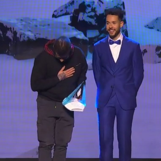 auronhugs's tweet photo. siempre pone su mano en el corazon cuando la gente corea su nombre, estoy destruida https://t.co/GkpKPNW8Kn