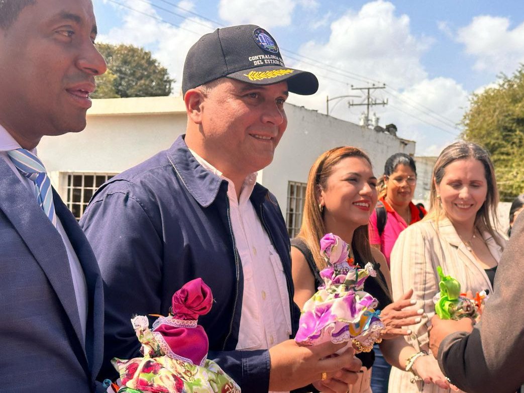CGRVenezuela's tweet photo. Este #16Feb, el contralor general (E), Dr. Jhosnel Peraza, sostuvo un encuentro con el contralor del estado Bolívar Dr. Juan Carlos Luna y con los 11 contralores municipales, para evaluar las metas ejecutadas en 2023 y los planes de 2024. https://t.co/xoElJRnwuz
