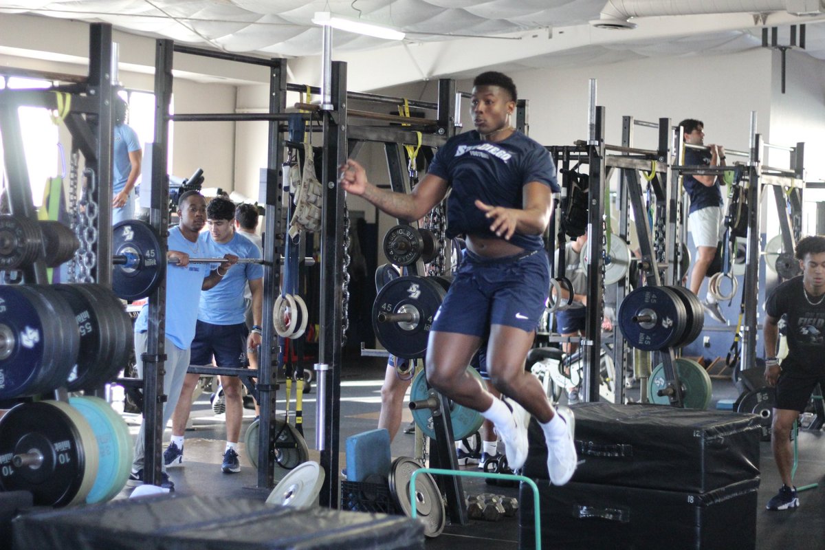 USDFootball's tweet photo. Jumping into the weekend

#IronSeason | #GoToreros https://t.co/7dsqekFmqw