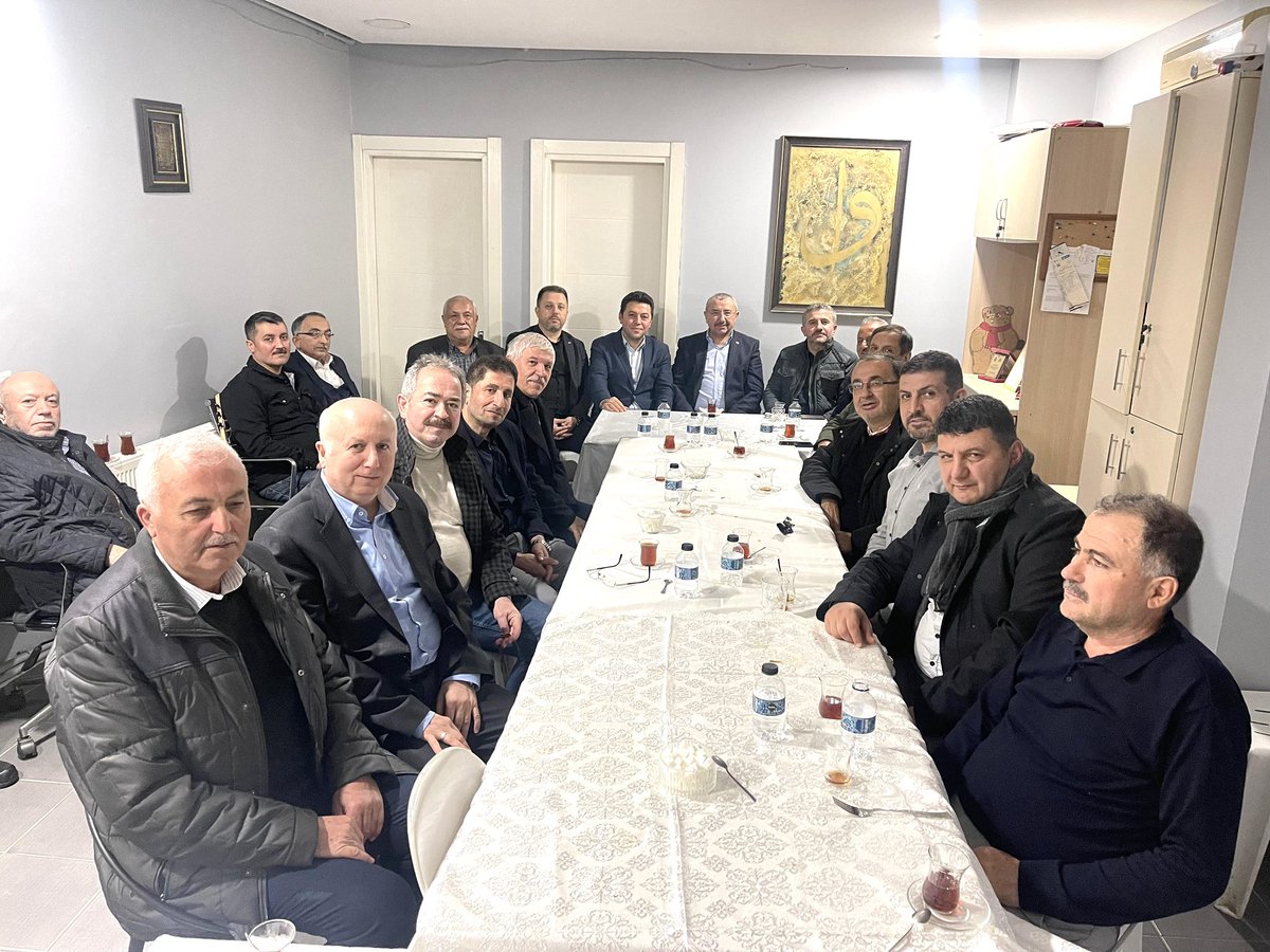 bbismailerdem's tweet photo. Gecenin son programında Ataşehir- Barbaros Mahallesinde Belediye Meclis Üyemiz @VarolBayram beye,  Belediye Başkan adayımız @naimyagci_ ile birlikte misafir olduk. Komşularımızla hoş sohbette bulunduk, 31 Mart seçimlerini değerlendik.
Komşularımız her zamanki gibi halka hizmet eden sorumluluk alan devlet yöneticilerine, adaylara sahip çıkacaklarını beyan ettiler.

Bayram Varol beye misafirperverlikleri için çok çok teşekkür ederim. @Akparti @akpartiistanbul @atasehirakparti @murat_kurum #MuratKurum