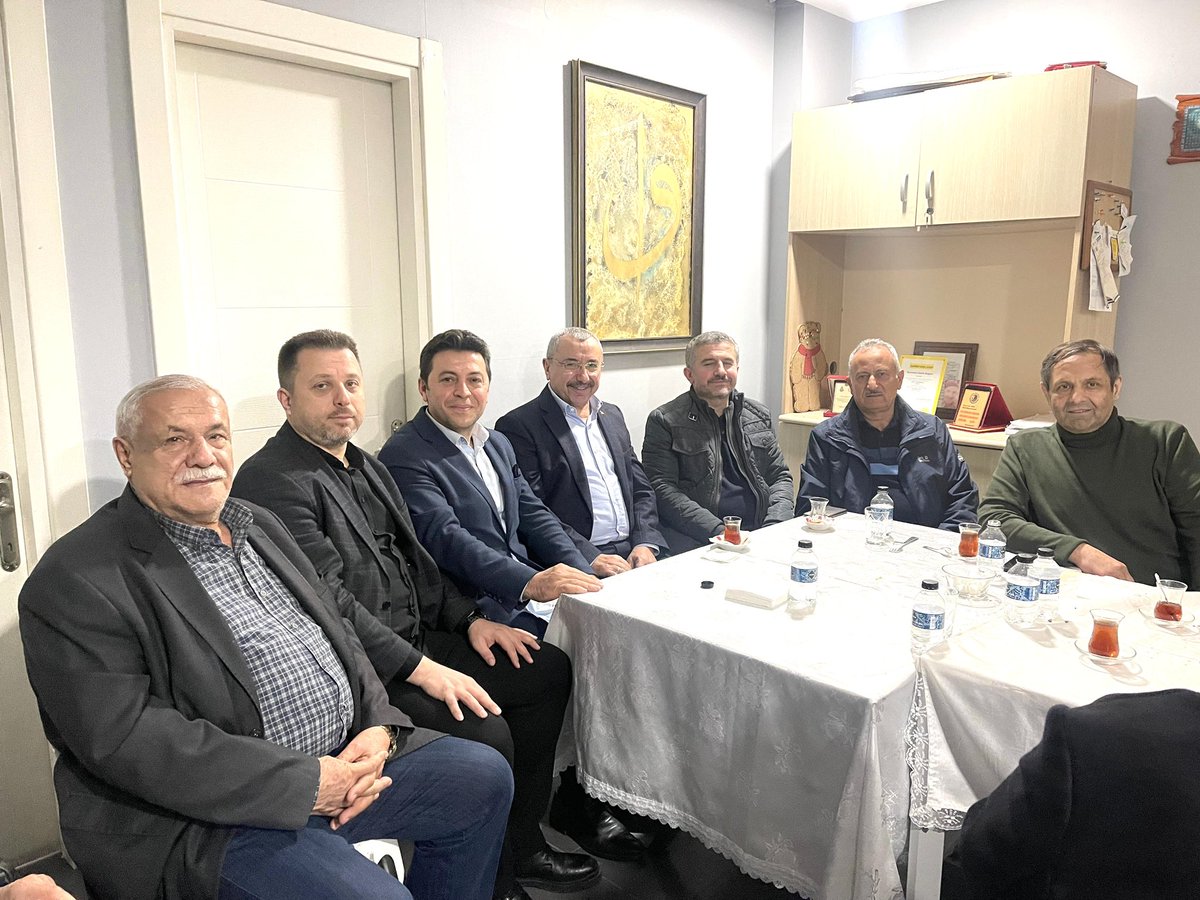 bbismailerdem's tweet photo. Gecenin son programında Ataşehir- Barbaros Mahallesinde Belediye Meclis Üyemiz @VarolBayram beye,  Belediye Başkan adayımız @naimyagci_ ile birlikte misafir olduk. Komşularımızla hoş sohbette bulunduk, 31 Mart seçimlerini değerlendik.
Komşularımız her zamanki gibi halka hizmet eden sorumluluk alan devlet yöneticilerine, adaylara sahip çıkacaklarını beyan ettiler.

Bayram Varol beye misafirperverlikleri için çok çok teşekkür ederim. @Akparti @akpartiistanbul @atasehirakparti @murat_kurum #MuratKurum
