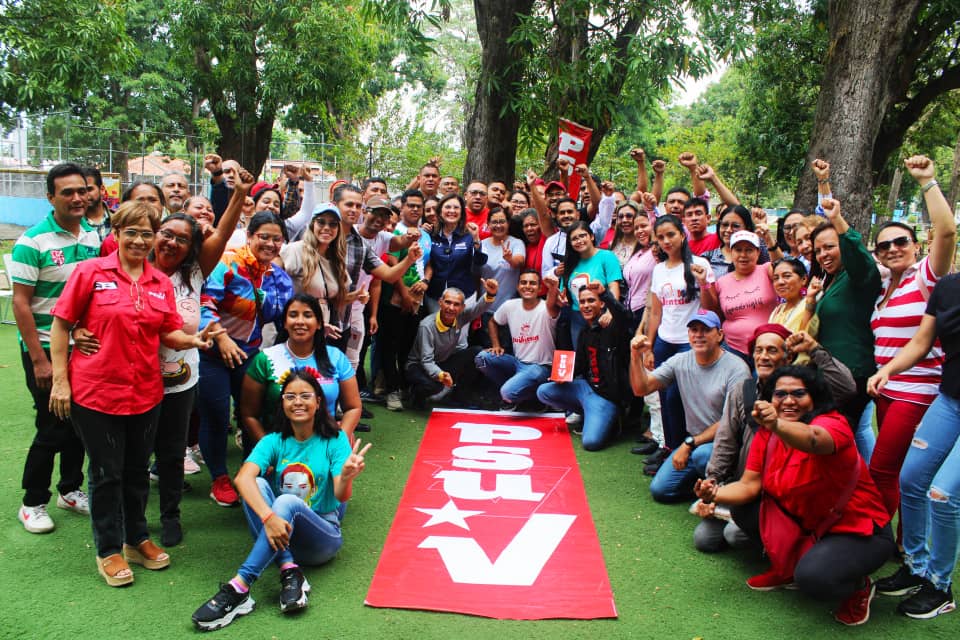 #Noticia 🗞️ | PSUV Barinas reagrupa sus fuerzas como estrategia para la victoria del 2024 

Leer mas: tinyurl.com/y9p5pubk

#VivaVenezuela

<a href="/JacquelinePSUV/">Jacqueline Faria</a> 
<a href="/PartidoPSUV/">PSUV</a>