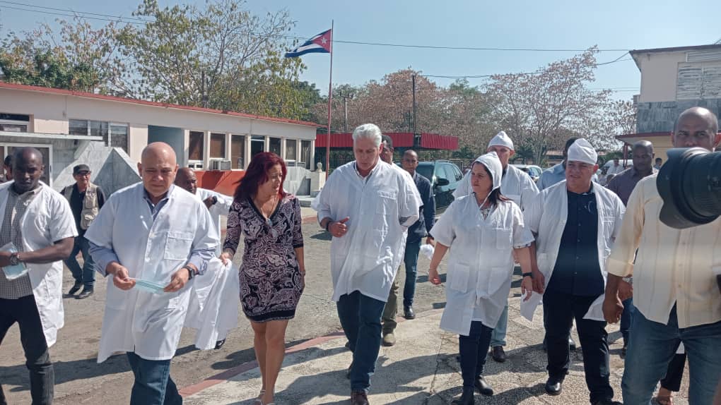 DrRobertoMOjeda's tweet photo. La jornada de la tarde transcurre en #Palmira. Allí llegamos junto a @DiazcanelB a la Empresa Cárnica #Cienfuegos, una  entidad que hoy tiene insuficiencias en el uso de extensores y no logran los encadenamientos productivos con los diferentes actores económicos. #Cuba https://t.co/M6BfZLP7rA