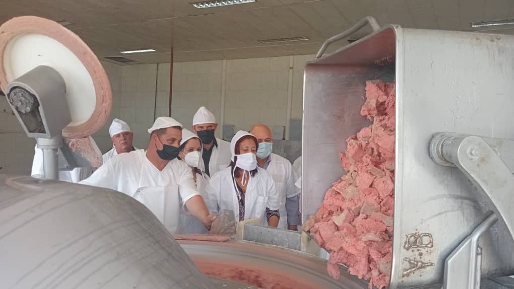 DrRobertoMOjeda's tweet photo. La jornada de la tarde transcurre en #Palmira. Allí llegamos junto a @DiazcanelB a la Empresa Cárnica #Cienfuegos, una  entidad que hoy tiene insuficiencias en el uso de extensores y no logran los encadenamientos productivos con los diferentes actores económicos. #Cuba https://t.co/M6BfZLP7rA