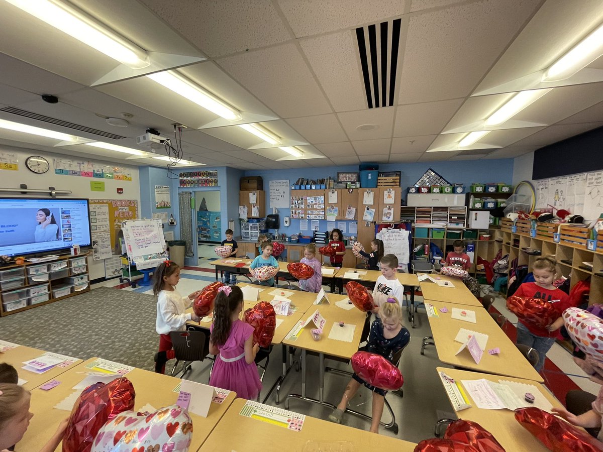 ElementaryZG's tweet photo. Mrs. Coward &amp; Mrs. Neptune’s First grade class writing kind words to peers on balloons. #dudebekind https://t.co/gMG9jtxZyp