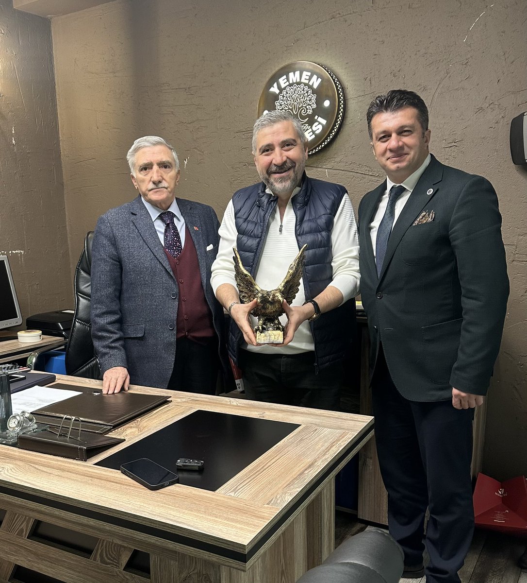 AhmetGolleroglu's tweet photo. Kıymetli ağabeyim aile dostumuz Sayın @fahrettintaskesenlioglu ve Atatürk Üniversitesi veterinerlik fak.Dekan yardımcısı kıymetli kardeşim @Srkn_YILDIRIM hocama nazik ziyaretleri için çok teşekkür ediyorum. https://t.co/A8ljbffagX