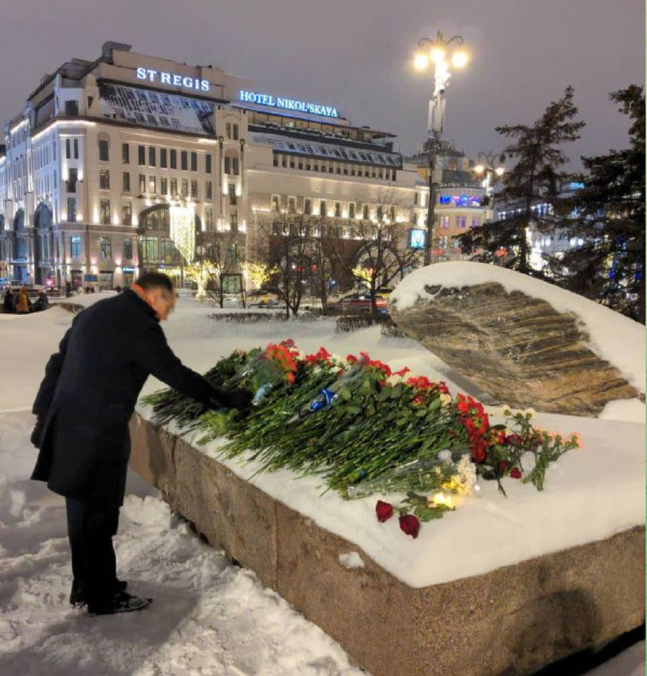 The 🇪🇺 Ambassador to 🇷🇺 lays flower at the small memorial in Moscow to those that died under repression. You will not see that reported in any 🇷🇺 media. The authorities are afraid.