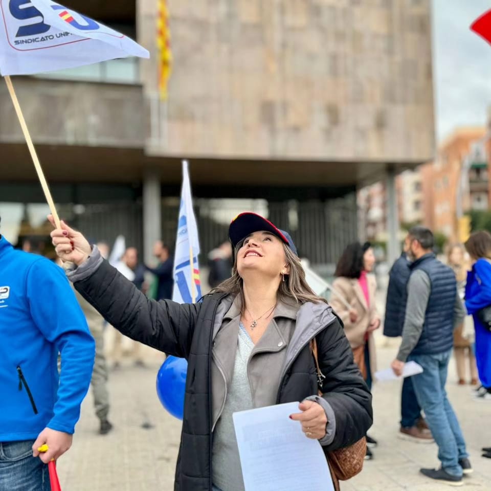 IsabelLazaro_'s tweet photo. Esta mañana apoyando a nuestra @policia y @guardiacivil

Ellos defienden la libertad, la seguridad, la democracia,  arriesgan su vida y su integridad por defendernos a todos.

Por la equiparación, por una jubilación digna, por justicia.

A vuestro lado 
¡Viva España! 🇪🇦 https://t.co/Yu1Sbp1Tav