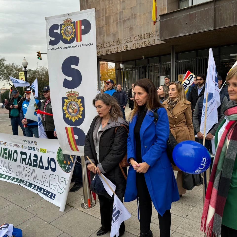 IsabelLazaro_'s tweet photo. Esta mañana apoyando a nuestra @policia y @guardiacivil

Ellos defienden la libertad, la seguridad, la democracia,  arriesgan su vida y su integridad por defendernos a todos.

Por la equiparación, por una jubilación digna, por justicia.

A vuestro lado 
¡Viva España! 🇪🇦 https://t.co/Yu1Sbp1Tav
