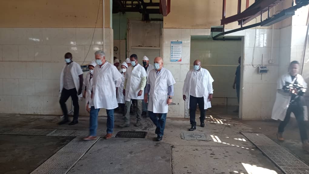 DrRobertoMOjeda's tweet photo. La jornada de la tarde transcurre en #Palmira. Allí llegamos junto a @DiazcanelB a la Empresa Cárnica #Cienfuegos, una  entidad que hoy tiene insuficiencias en el uso de extensores y no logran los encadenamientos productivos con los diferentes actores económicos. #Cuba https://t.co/M6BfZLP7rA