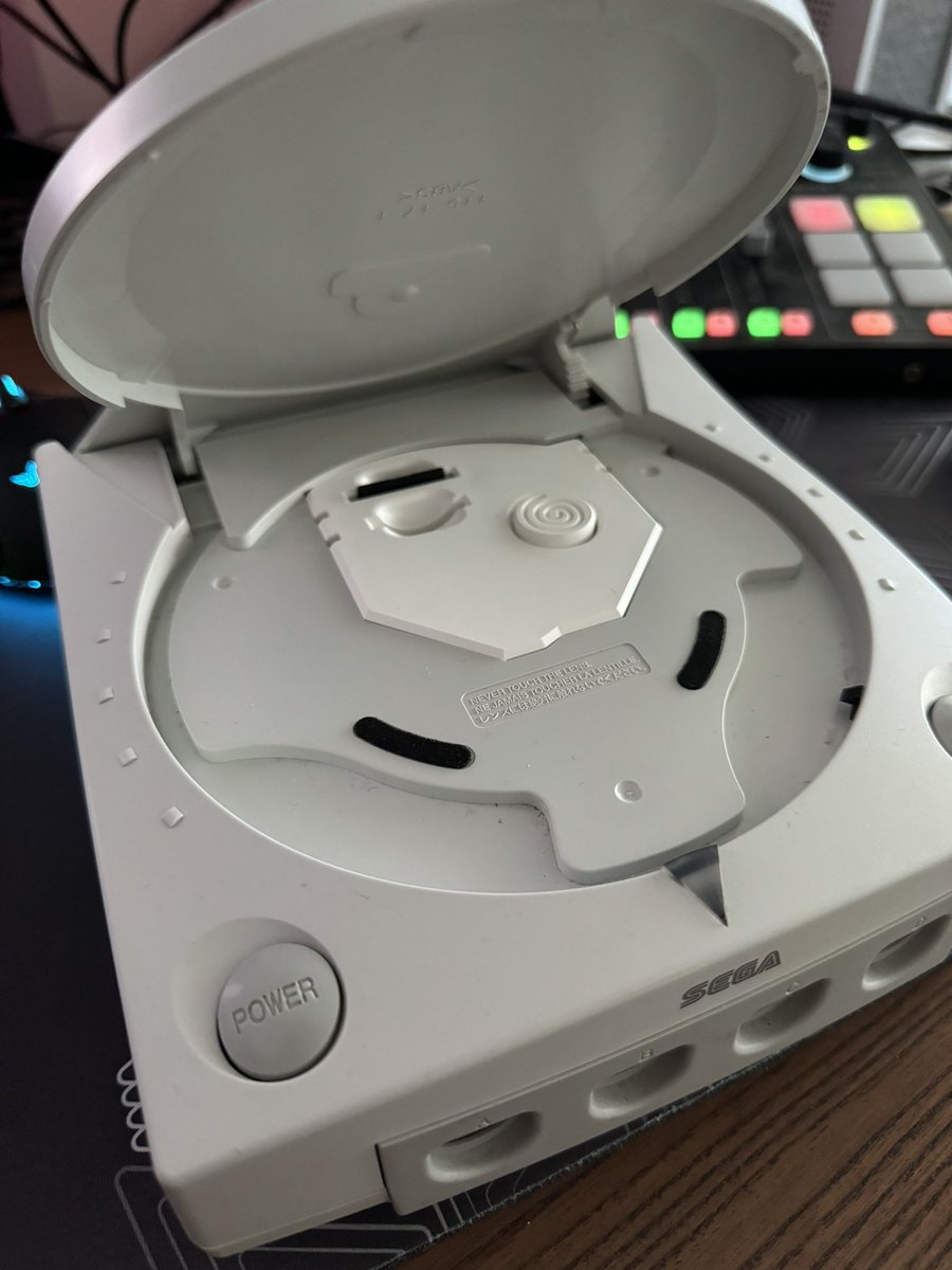 sbbexe's tweet photo. @Nostroscythe sending you the progress photos of the Dreamcast I mentioned in chat. Just a few mods… https://t.co/UOOt8nCMZr