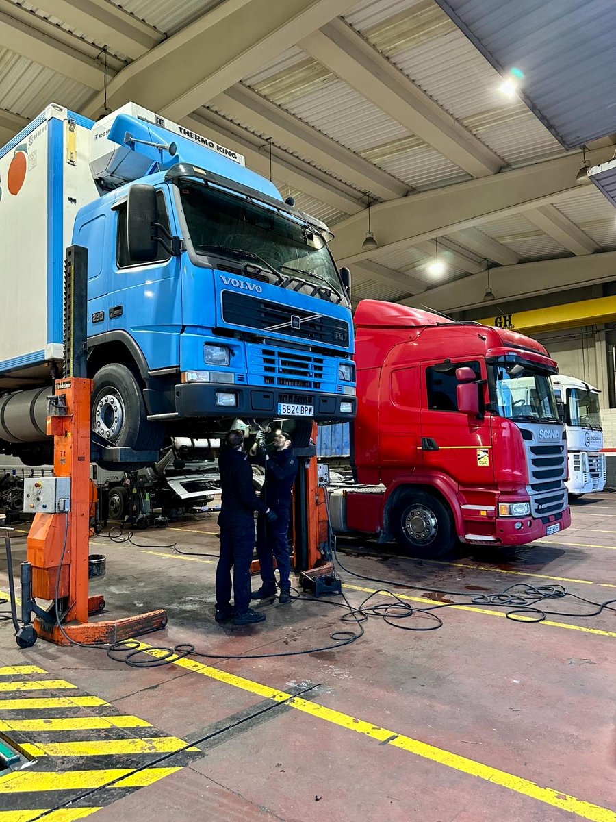 trucksttesmundo's tweet photo. Terminando la semana variada y colorida #ramonruiztalleres #Passion❤️ #trucks #reparando #camiones #semirremolques #lcv #tacografos #talleralltrucks #talleralltrucksfleet #RedAlltrucks #NII #AP2 #SalidaAlfajarin #AreaServicioRausan #alfajarin #Zaragoza https://t.co/CAI6y3ufnP