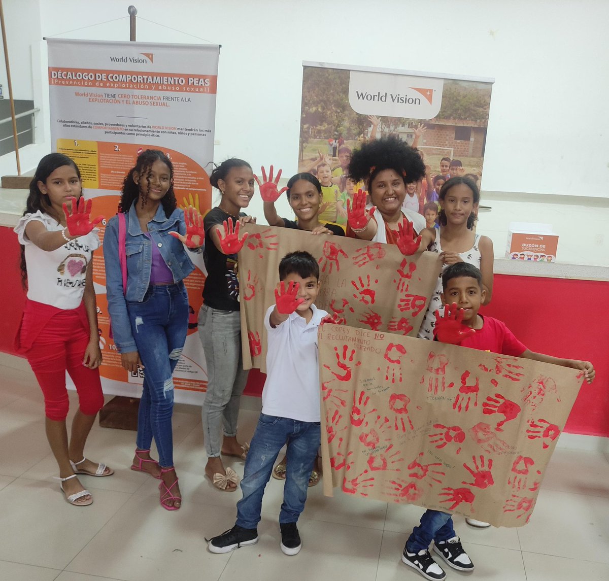WorldVisionCO's tweet photo. @coalicocolombia @StatePRM Niñas y niños del #Copey, #Cesar envían mensajes de esperanza para la niñez víctima de la guerra y el reclutamiento forzado. ¡Ellas y ellos no están solos! #DíadelasManosRojas ✋@coalicocolombia https://t.co/jrOIDKuK9c