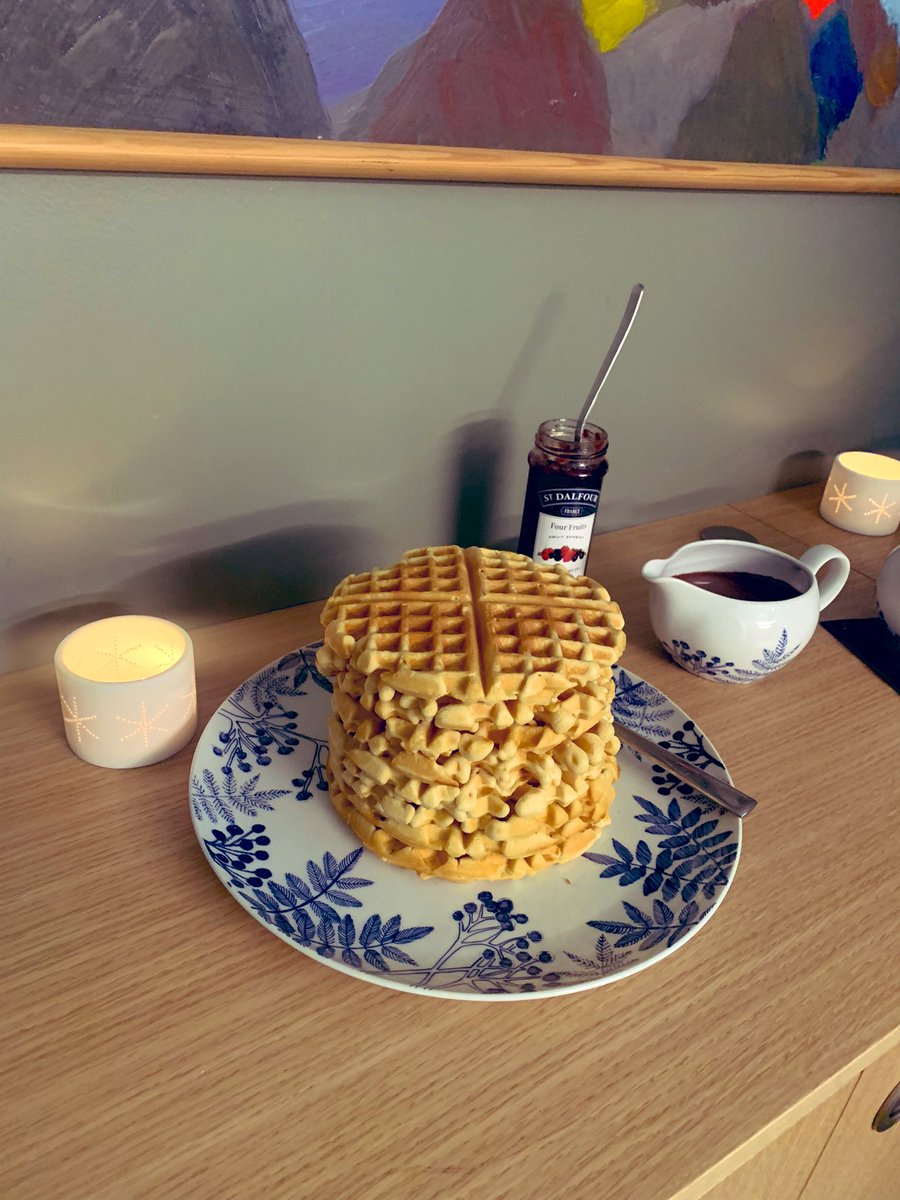 Cold days, warm waffles 🧇. Best end of a busy week with the best colleagues @IcelandUN 🇮🇸🇺🇳