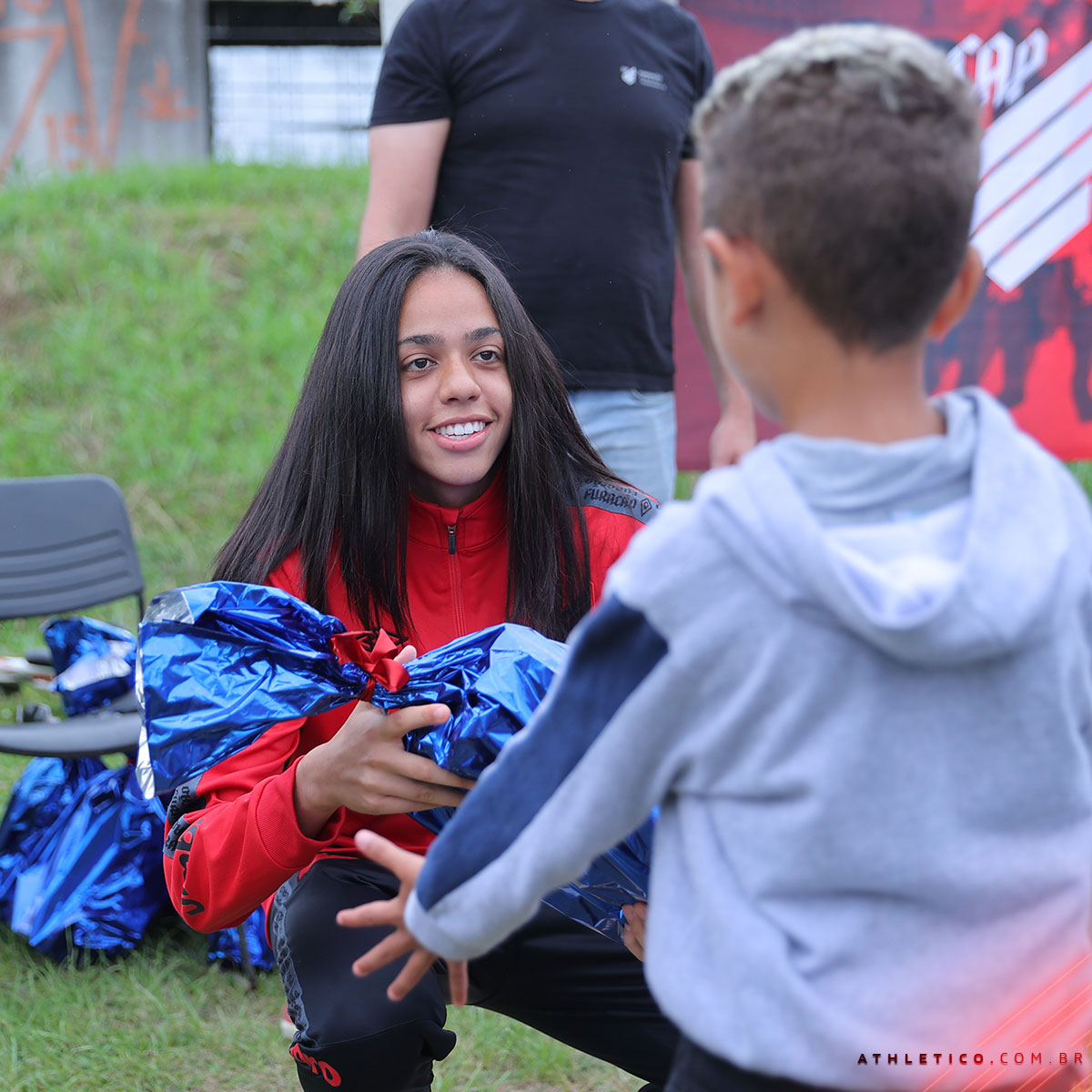 FundacaoCAP's tweet image. 🤝 A entrega dos kits contou com a presença de três atletas do @CAPFutFeminino: a goleira Yasmin, a zagueira Jajá Amorim e a atacante Iasmyn. 

Saiba mais: bit.ly/3uAyWQk

📸 Cahuê Miranda/athletico.com.br 

#FUNCAP #Athletico