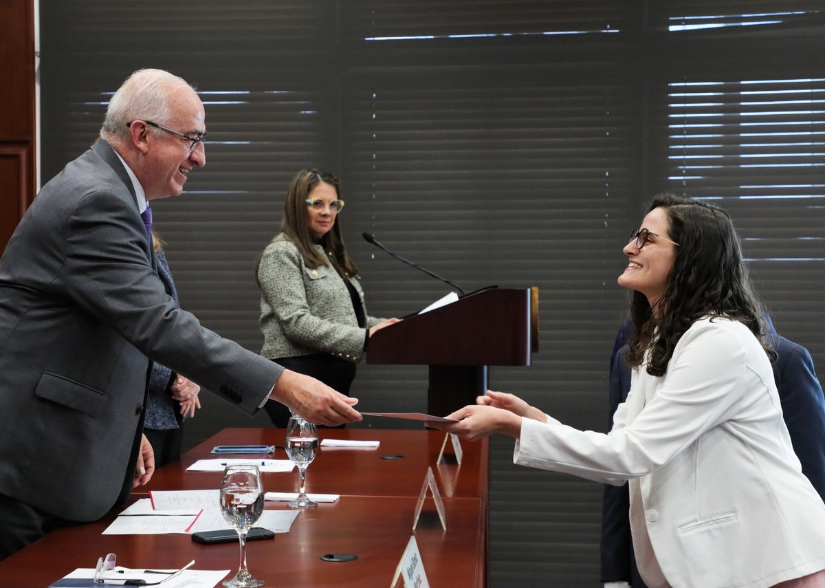 BancoRepublica's tweet photo. El gerente del @BancoRepublica #LeonardoVillar participó en la premiación del Concurso Académico Nacional de Economía CANE, una iniciativa que busca integrar a estudiantes de diferentes facultades de economía en torno a las áreas del saber económico #CANExperience @cefe_urosario https://t.co/1xmZEpTye6