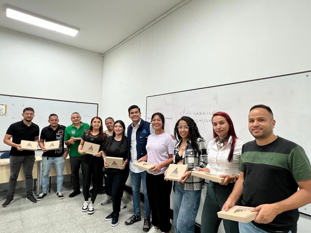 ESAPOficial's tweet photo. #Territoriales | El director de la territorial Quindío-Risaralda, Luis Alberto Sierra, y el equipo académico, socializaron con los estudiantes los avances y transformaciones para el 2024 en pro de su bienestar y proceso formativo ✏️📚 https://t.co/JiUCvNBwdx
