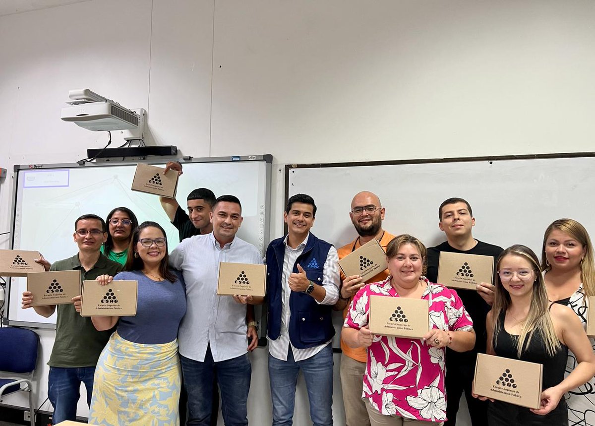 ESAPOficial's tweet photo. #Territoriales | El director de la territorial Quindío-Risaralda, Luis Alberto Sierra, y el equipo académico, socializaron con los estudiantes los avances y transformaciones para el 2024 en pro de su bienestar y proceso formativo ✏️📚 https://t.co/JiUCvNBwdx