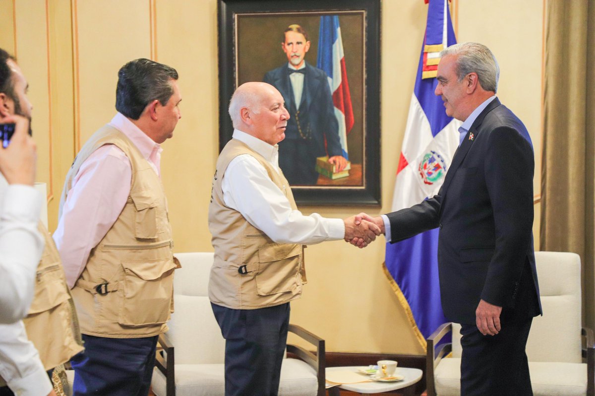 OEA_oficial's tweet photo. El Presidente de la República @luisabinader recibió en la @PresidenciaRD, junto al Ministro de @MIREXRD @RobalsdqAlvarez, a la Jefatura de la Misión Electoral de la #OEAenRD, encabezada por @EladioLoizaga.

El Jefe de Misión compartió sobre el trabajo que realiza la OEA durante las #EleccionesMunicipalesRD2024