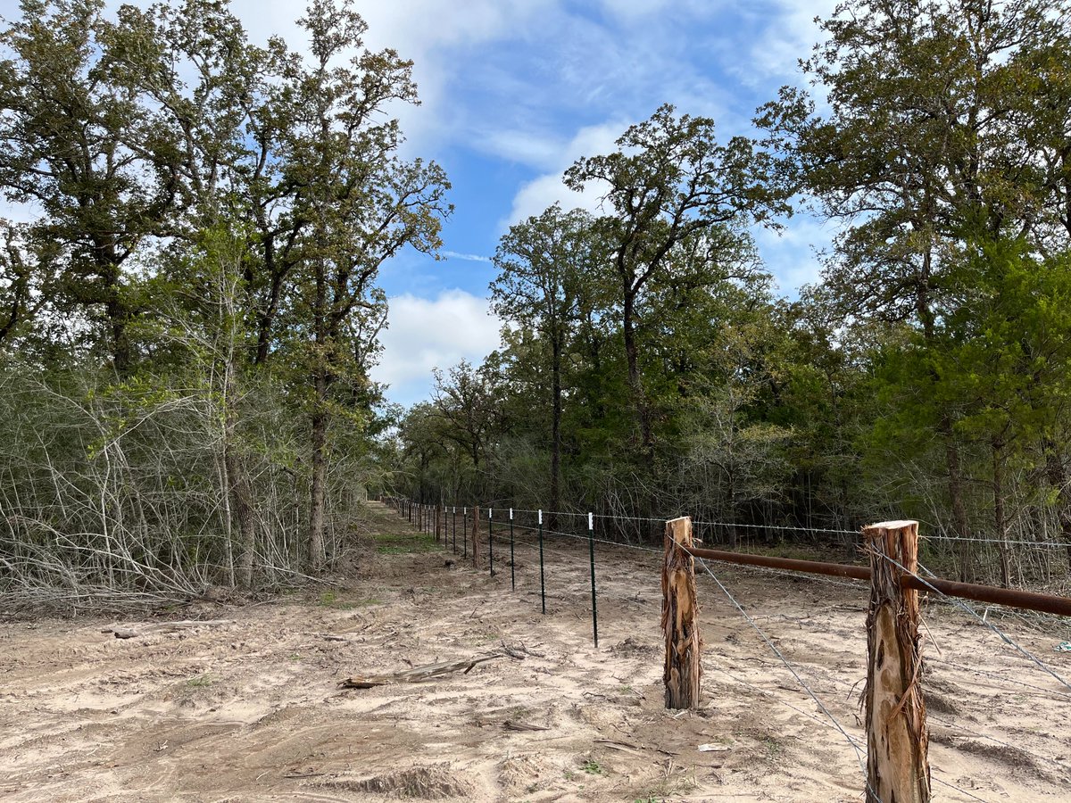 26.26 Acres in Lee County, Tx 
Located near Ledbetter, Tx
Paved Road Frontage
Ag Exempt Taxes
Price $395K
Call or Text: 979-422-3163
Offering 3% to selling agents