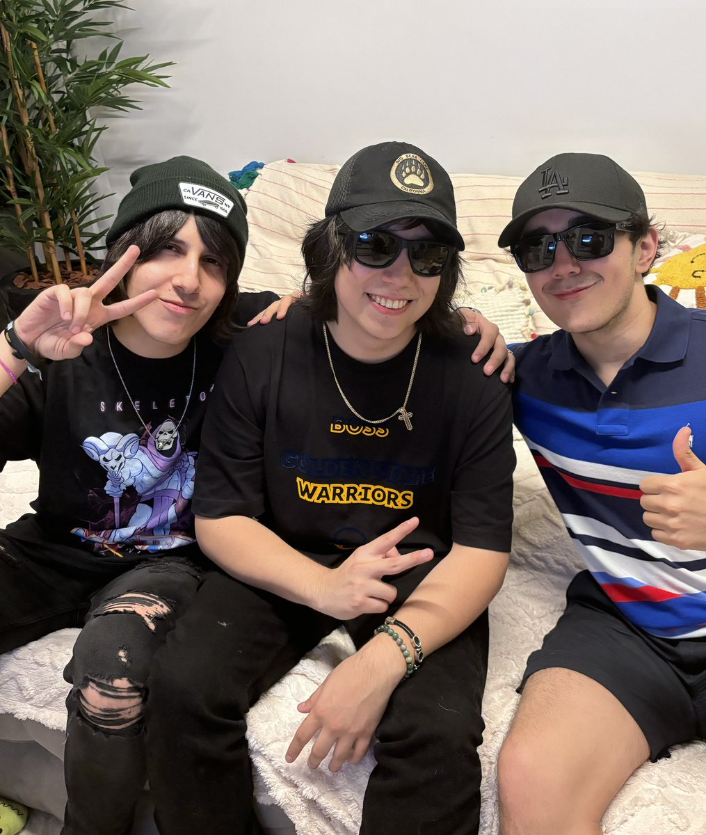 TaeKashi_'s tweet photo. FELICIDADES ROIER POR SER EL STREAMER REVELACIÓN DEL AÑO tanto para comunidades hispanas como para comunidades de todas partes del mundo

Rompiste barreras de idioma, creaste amigos en el camino, alegraste los días de muchos y no hay ningún premio que exprese lo grande que eres https://t.co/3sw7FnOzUz