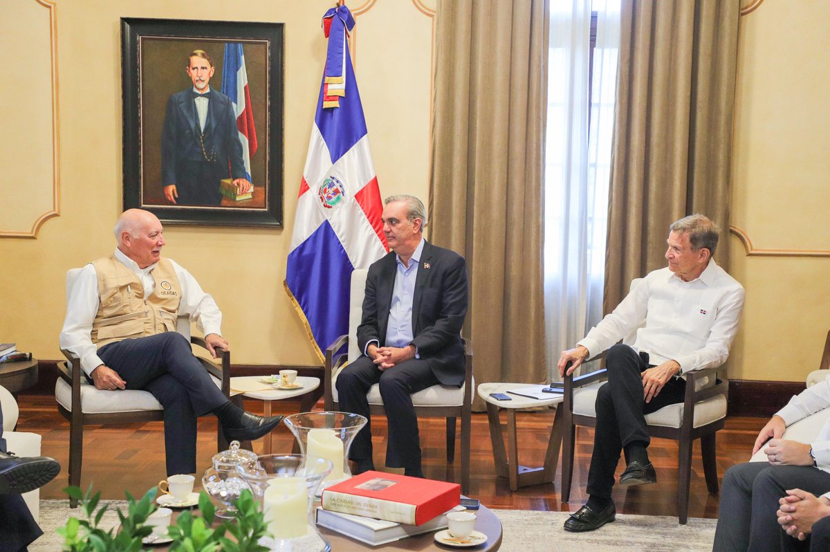 El Presidente de la República @luisabinader recibió en la @PresidenciaRD, junto al Ministro de @MIREXRD @RobalsdqAlvarez, a la Jefatura de la Misión Electoral de la #OEAenRD, encabezada por @EladioLoizaga. El Jefe de Misión compartió sobre el trabajo que realiza la OEA durante…