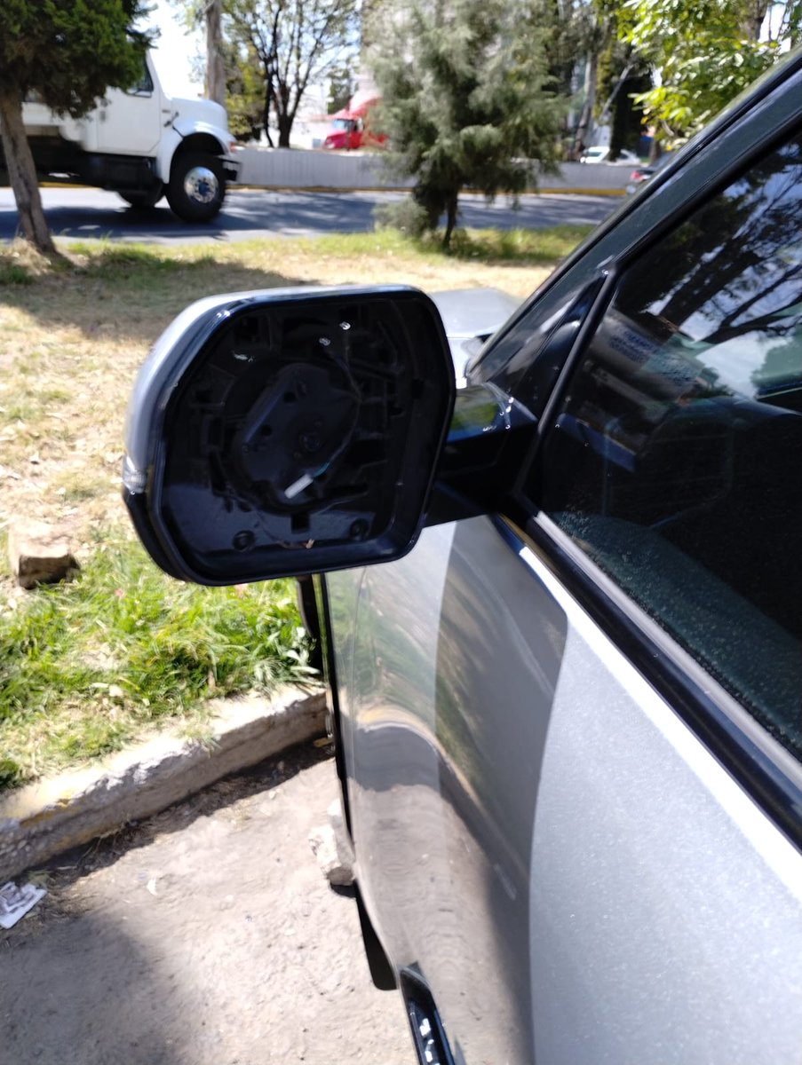tavoconstantini's tweet photo. Con la novedad que al tramitar mi certificado y holograma tipo Exento E para vehículo #hibrido los #amantesdeloajeno me robaron dos llantas y dos espejos frente a la @AmbienteGobPue en @SnAndresOficial que dirige @EdmundoTlatehui, lamentable que esté ganando el #CrimenOrganizado https://t.co/HxEMGkKNWO