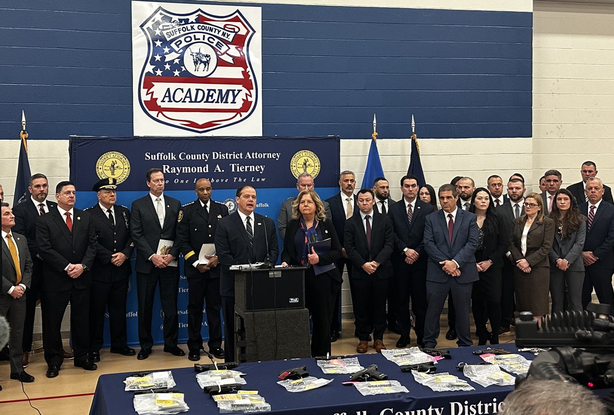 USMSBrooklyn's tweet photo. USM DeMarco joined @RayTierneyDA @Suffolk_Sheriff @HSINewYork @NassauDA @SCPDHQ and @NassauCountyPD in announcing the arrest of numerous members of the "Bloodhound Brim" Street Gang. Members of the USMS RFTF were involved in these arrests, which included the recovery of handguns. https://t.co/60fVIiFWuc