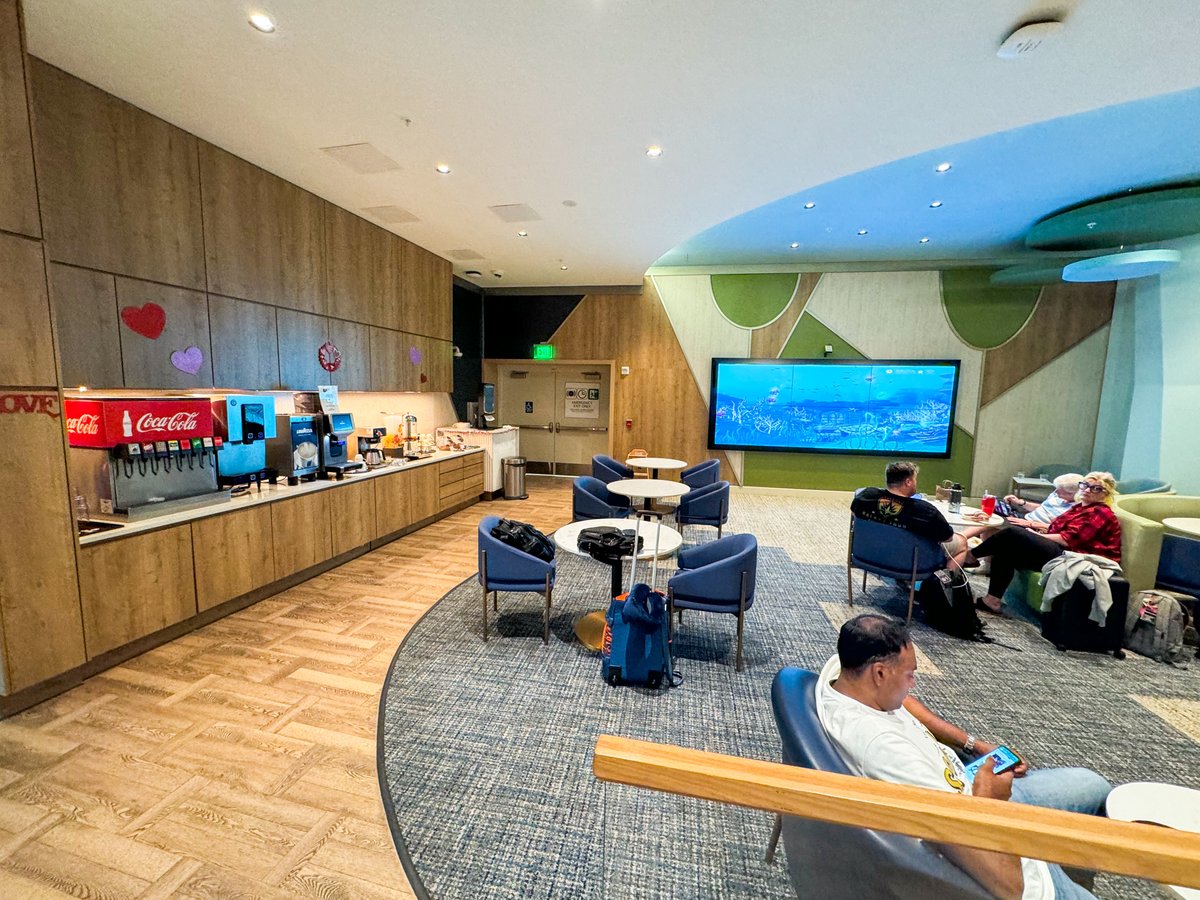 The Plaza Premium Lounge at MCO 🇺🇸 ✅ Located in the new Terminal C and accessible with Priority Pass ✅ Buffet with hot and cold dishes ✅ Plenty of different seating options ✅ Bar with alcoholic beverages and premium food options available for purchase ✅ Shower rooms