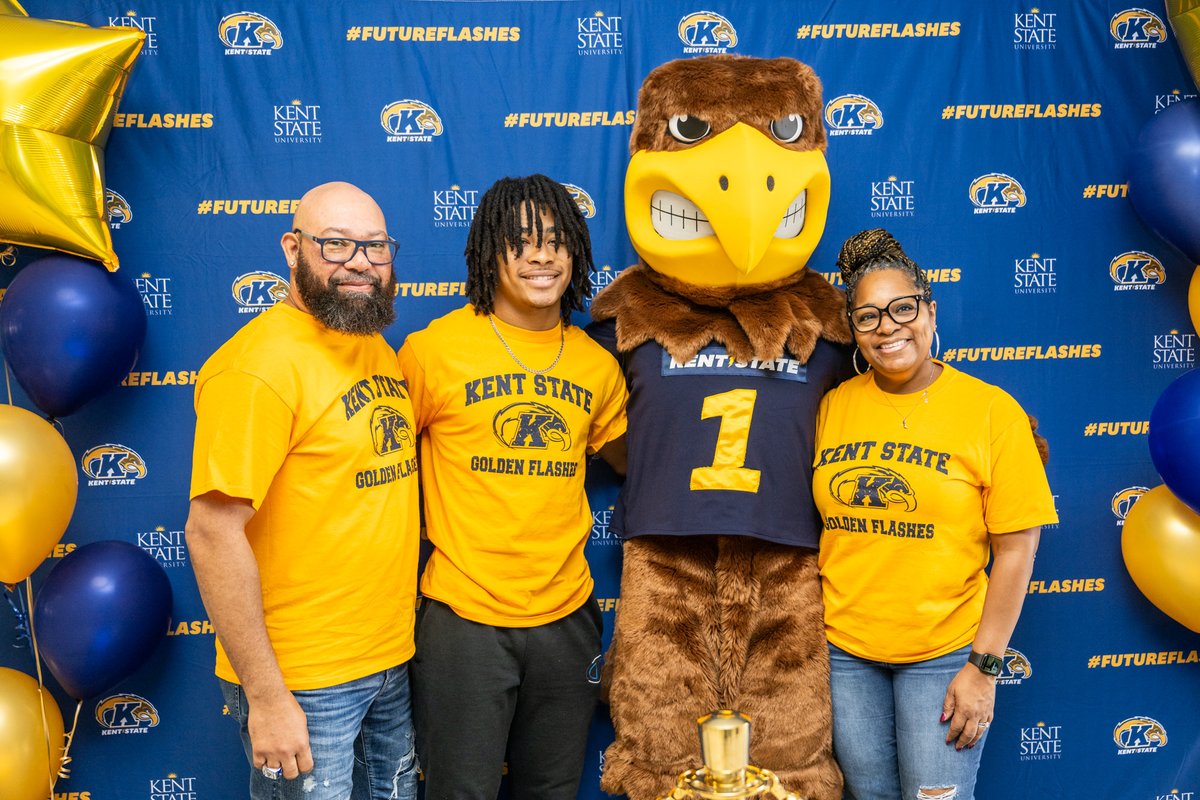 KentState's tweet photo. Photos of the Week: Welcome to Kent State! More than 265 admitted students and their families were greeted in true Golden Flashes fashion for a full day of activities during the first Future Flash Day hosted by @ksuadmissions this spring. ⚡ https://t.co/0YLTGlVZhA https://t.co/Qx4JxR3uUI