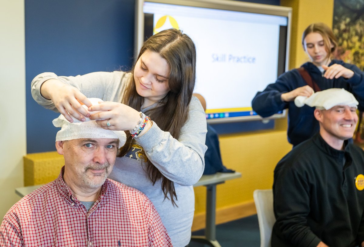 KentState's tweet photo. Photos of the Week: Welcome to Kent State! More than 265 admitted students and their families were greeted in true Golden Flashes fashion for a full day of activities during the first Future Flash Day hosted by @ksuadmissions this spring. ⚡ https://t.co/0YLTGlVZhA https://t.co/Qx4JxR3uUI