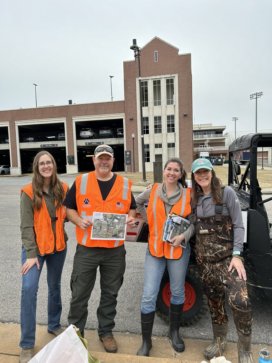 brantef's tweet photo. Warning - this post will make your heart happy #streamcleanup on @AuburnU Parkerson Mill Creek #PMC with @AUSustain @AuburnFM @AuburnCSES @AuburnWater and #BraveHeart students. Bonus @AU_GeoFIDE in lab ππ§π§‘ π§ https://t.co/D4keEdUVU5