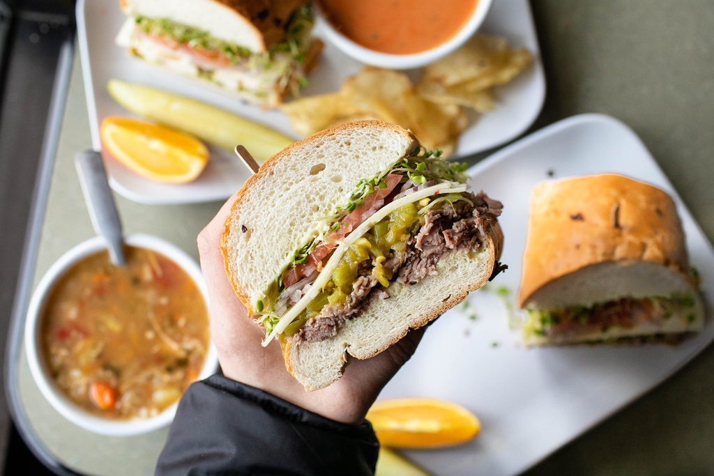 Raging Bull is the perfect sandwich for a Friday! 🥳 Premium roast beef with mild green peppers, pepper jack cheese, onions, tomato, clover sprouts and Erik’s Secret Goo on an onion roll.

#eriksdelicafe #healthyeats #bayareaeats #santacruzeats #sanjoseeats #bayareafoodie